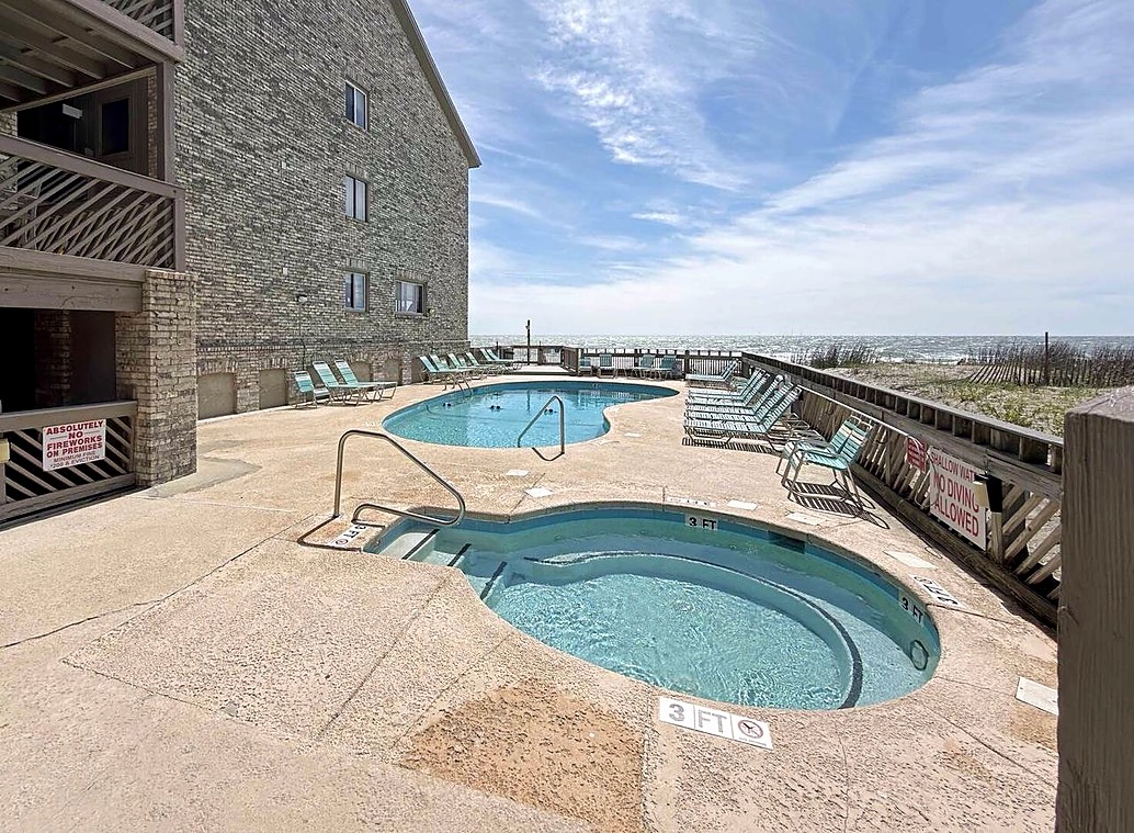 Oceanfront pool and hot tub at Maritime Place